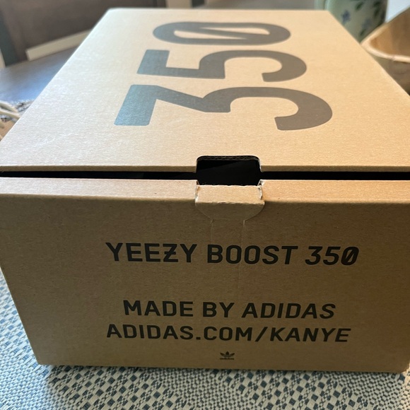 Like new Yeezy Boost 350 Addidas Men’s size 7, Women’s size 8.5 - Picture 7 of 7